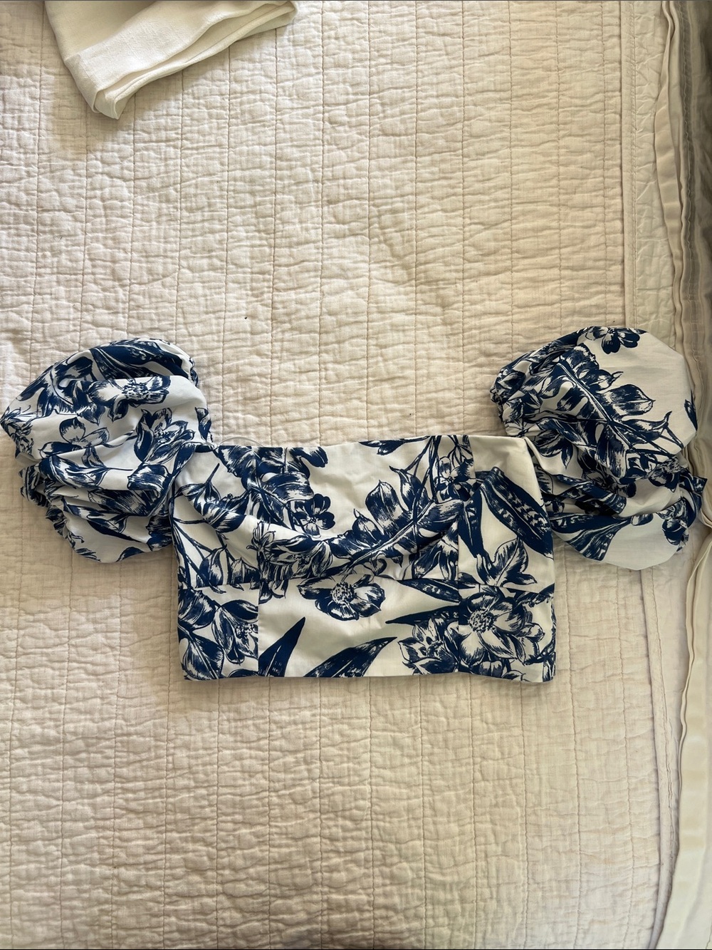 Abercrombie Floral Puff-Sleeve Crop Top in Navy and White